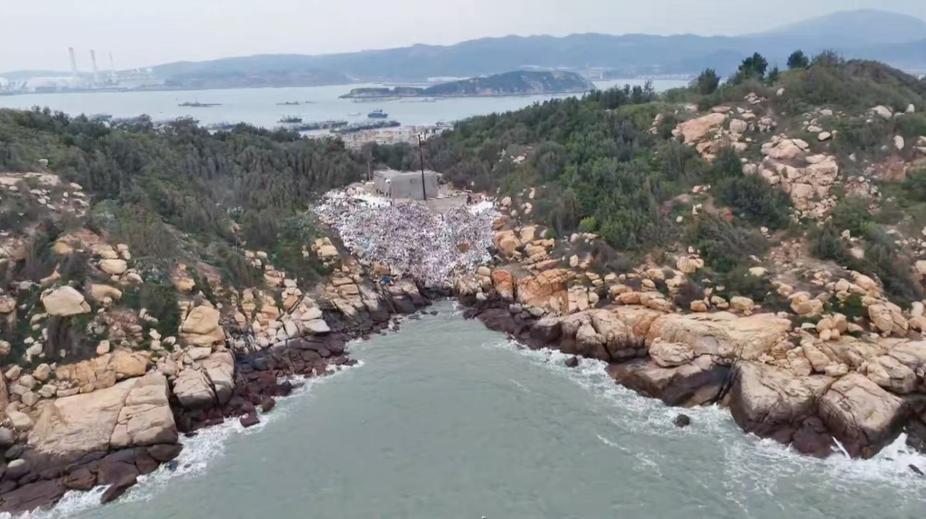 垃圾围困福建浯屿岛：清理转运正进行多年顽疾待解(图2)