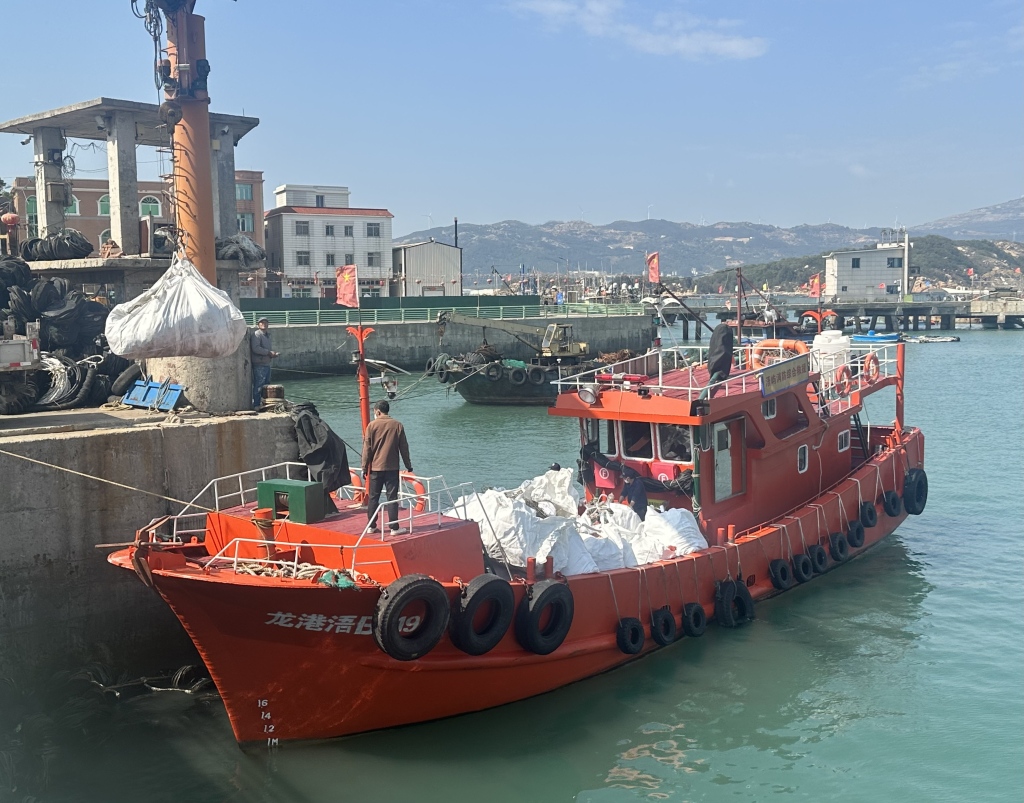 垃圾围困福建浯屿岛：清理转运正进行多年顽疾待解(图6)